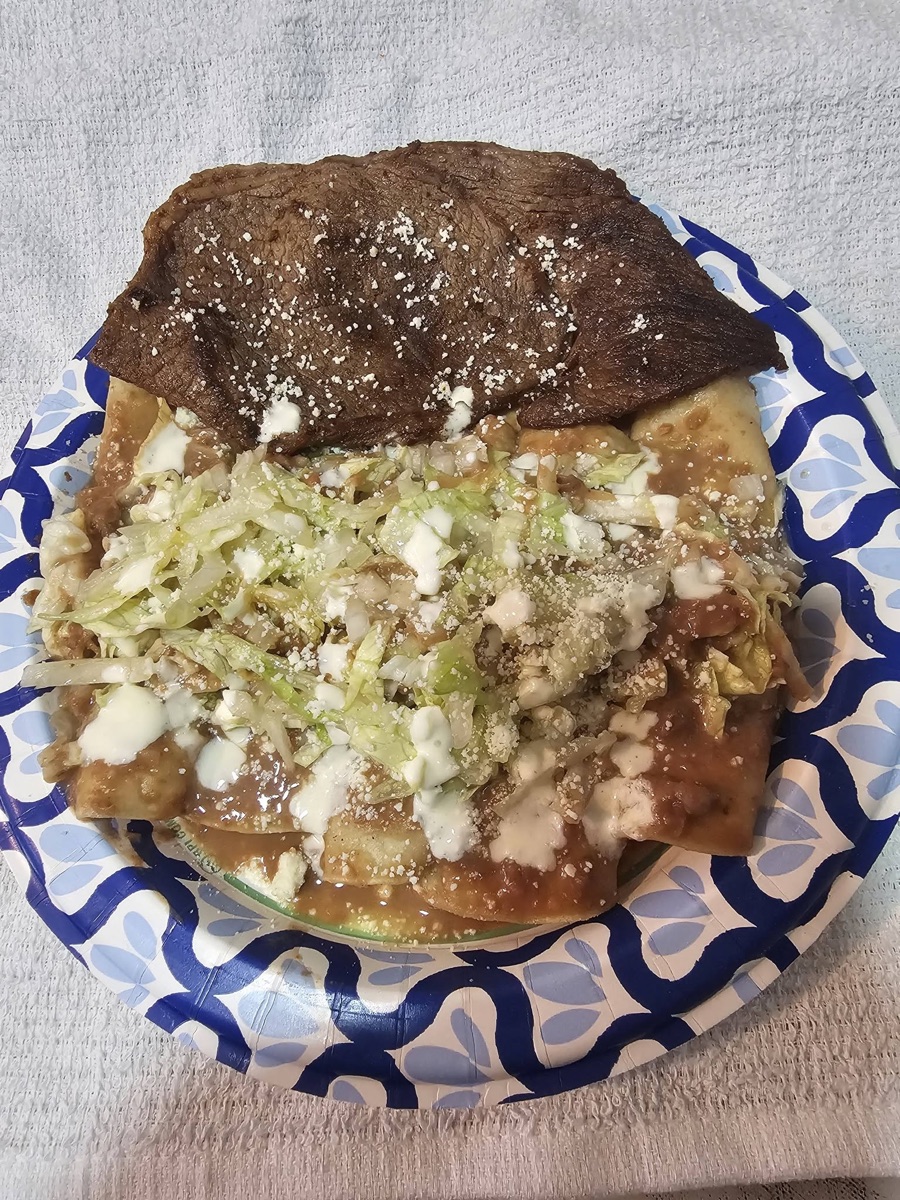 Enchiladas michoacanas con asada