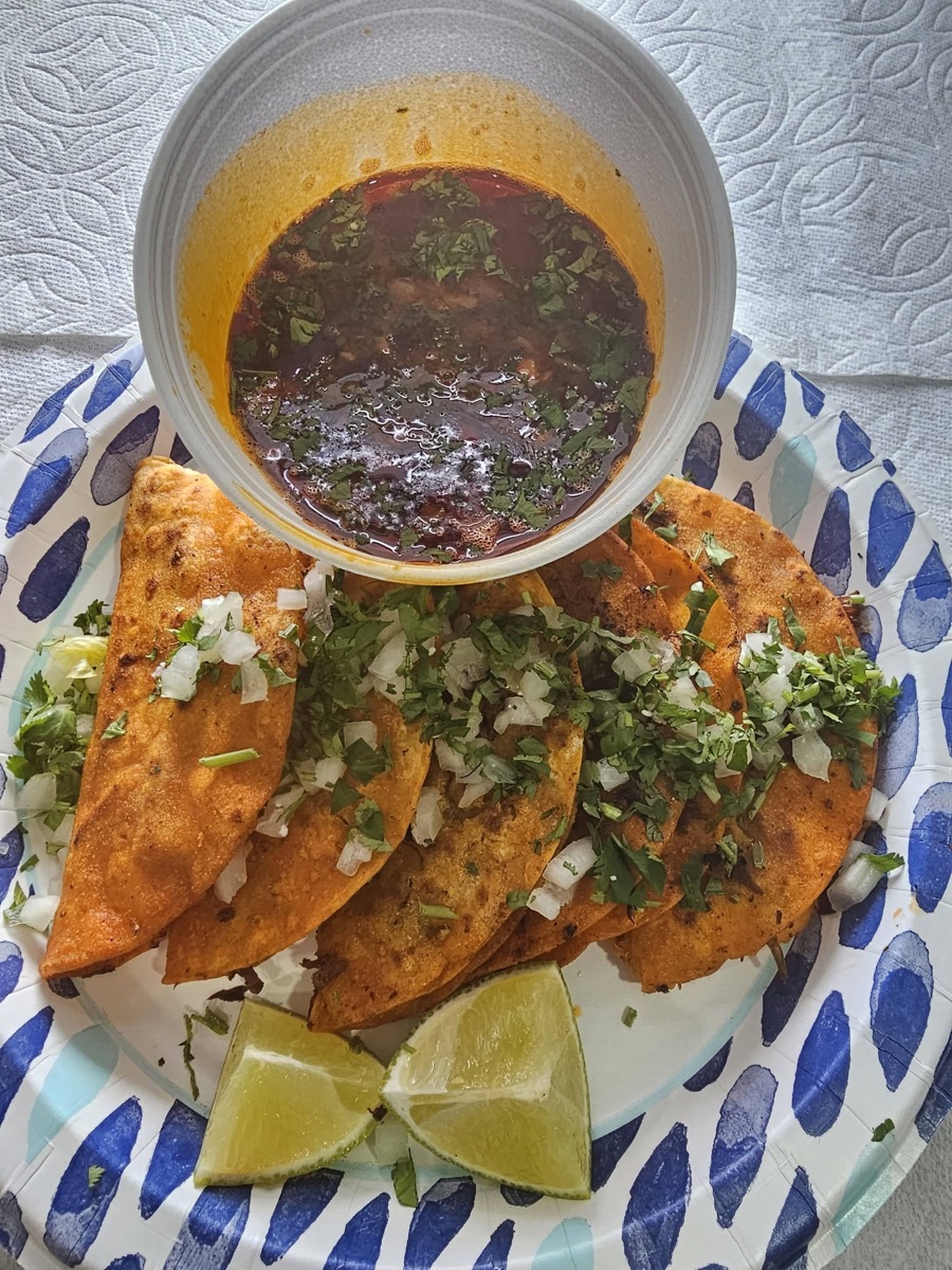 Tacos de birria con consomé